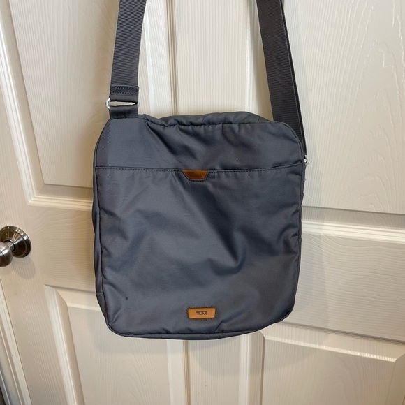 Tumi T-tech Gray Messenger Crossbody Shoulder Bag - Picture 2 of 13